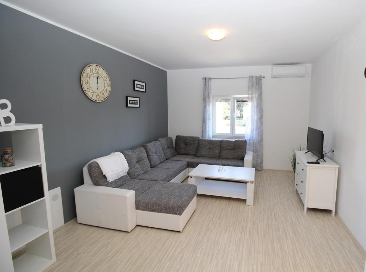 Apartmani Loli Ugljan Ngoại thất bức ảnh
